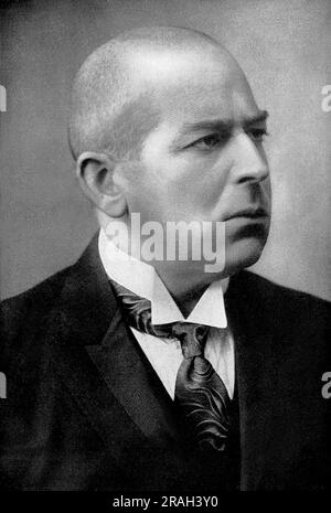1925 CA , ALLEMAGNE : le witer allemand et philosophe de l'Histoire OSWALD SPENGLER ( 1880 - 1936 ), auteur de ' Der Untergang des Abendlandes ' ( 1918 - 1922 - il Tramonto dell' Occidente - le déclin de l'Ouest ) . Sprengler est considéré comme un nationaliste allemand et un critique du republicanisme et il a été un membre éminent de la Révolution conservatrice de l'ère Weimar . Bien qu'il ait voté pour Hitler sur Hindenburg lors de l'élection présidentielle allemande de 1932 et que les Nazis aient considéré ses écrits comme un moyen de fournir un ' respectable pedigre e ' à leur idéologie , Spengler a plus tard critiqué le nazisme dû Banque D'Images