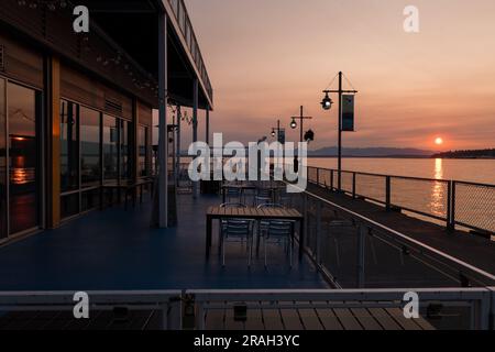 Seattle, États-Unis. 3 juillet 2023. Coucher de soleil sur Elliott Bay alors que la qualité de l'air de Seattle chute de manière significative lorsque la fumée du feu climatique pénètre dans le son Puget avant les grandes célébrations du 4th juillet. Climat la fumée de feu continue de empoisonner la PNW sur une base annuelle. James Anderson/Alay Live News Banque D'Images