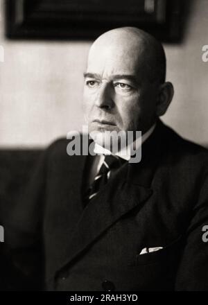 1930 , ALLEMAGNE : le witer allemand et philosophe de l'Histoire OSWALD SPENGLER ( 1880 - 1936 ), auteur de ' Der Untergang des Abendlandes ' ( 1918 - 1922 - il Tramonto dell'Occidente - le déclin de l'Ouest ) . Sprengler est considéré comme un nationaliste allemand et un critique du republicanisme et il a été un membre éminent de la Révolution conservatrice de l'ère Weimar . Bien qu'il ait voté pour Hitler sur Hindenburg lors de l'élection présidentielle allemande de 1932 et que les Nazis aient considéré ses écrits comme un moyen de fournir un ' respectable pedigre e ' à leur idéologie , Spengler a plus tard critiqué le nazisme à cause de Banque D'Images