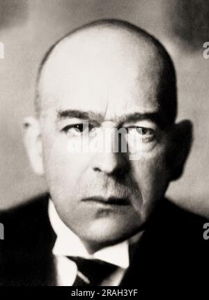1930 , ALLEMAGNE : le witer allemand et philosophe de l'Histoire OSWALD SPENGLER ( 1880 - 1936 ), auteur de ' Der Untergang des Abendlandes ' ( 1918 - 1922 - il Tramonto dell'Occidente - le déclin de l'Ouest ) . Sprengler est considéré comme un nationaliste allemand et un critique du republicanisme et il a été un membre éminent de la Révolution conservatrice de l'ère Weimar . Bien qu'il ait voté pour Hitler sur Hindenburg lors de l'élection présidentielle allemande de 1932 et que les Nazis aient considéré ses écrits comme un moyen de fournir un ' respectable pedigre e ' à leur idéologie , Spengler a plus tard critiqué le nazisme à cause de Banque D'Images