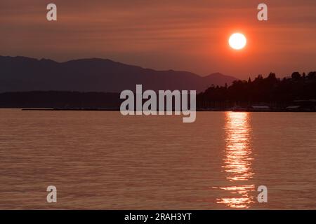 Seattle, États-Unis. 3 juillet 2023. Coucher de soleil sur Elliott Bay alors que la qualité de l'air de Seattle chute de manière significative lorsque la fumée du feu climatique pénètre dans le son Puget avant les grandes célébrations du 4th juillet. Climat la fumée de feu continue de empoisonner la PNW sur une base annuelle. James Anderson/Alay Live News Banque D'Images