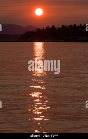 Seattle, États-Unis. 3 juillet 2023. Coucher de soleil sur Elliott Bay alors que la qualité de l'air de Seattle chute de manière significative lorsque la fumée du feu climatique pénètre dans le son Puget avant les grandes célébrations du 4th juillet. Climat la fumée de feu continue de empoisonner la PNW sur une base annuelle. James Anderson/Alay Live News Banque D'Images