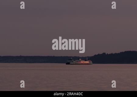 Seattle, États-Unis. 3 juillet 2023. Coucher de soleil sur Elliott Bay alors que la qualité de l'air de Seattle chute de manière significative lorsque la fumée du feu climatique pénètre dans le son Puget avant les grandes célébrations du 4th juillet. Climat la fumée de feu continue de empoisonner la PNW sur une base annuelle. James Anderson/Alay Live News Banque D'Images