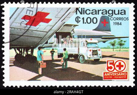 NICARAGUA - VERS 1984 : un timbre imprimé au Nicaragua montre une ambulance aérienne, Croix-Rouge nicaraguayenne, 50e anniversaire, vers 1984 Banque D'Images