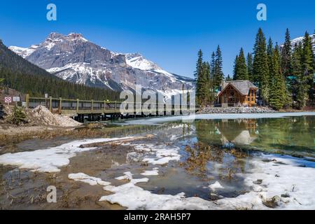 Lac Emerald partiellement dégelé dans le parc national Yoho, Colombie-Britannique, Canada. Banque D'Images