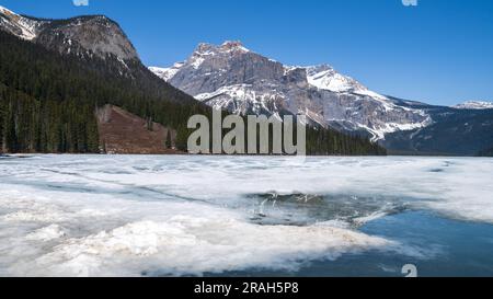 Lac Emerald partiellement dégelé dans le parc national Yoho, Colombie-Britannique, Canada. Banque D'Images