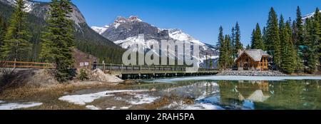 Lac Emerald partiellement dégelé dans le parc national Yoho, Colombie-Britannique, Canada. Banque D'Images