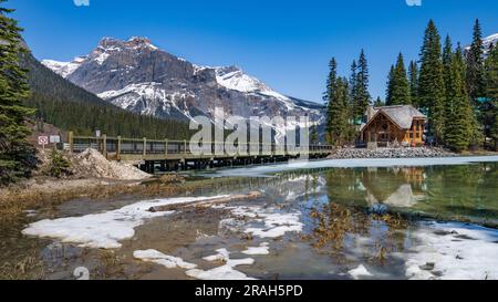 Lac Emerald partiellement dégelé dans le parc national Yoho, Colombie-Britannique, Canada. Banque D'Images