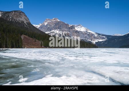 Lac Emerald partiellement dégelé dans le parc national Yoho, Colombie-Britannique, Canada. Banque D'Images