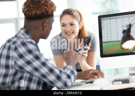 Les jeunes élèves de mécatronique attrayant de travailler sur projet Banque D'Images