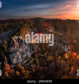 Hrensko, République Tchèque - vue panoramique aérienne de la Pravcicka Brana (porte de Pravcicka) dans le parc national de la Suisse de Bohême, le plus grand arc naturel Banque D'Images