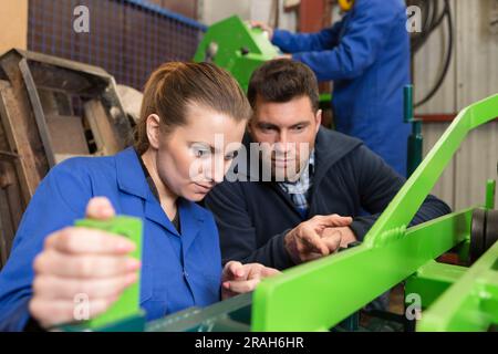 supervision d'une opérateur mécanique féminin Banque D'Images