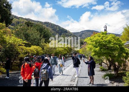 Tenryu-ji tête temple enceinte, touristes marchant à travers le domaine du temple, district d'Arashiyama, Kyoto, Japon, printemps jour 2023 Banque D'Images