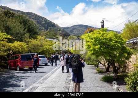 Tenryu-ji tête temple enceinte, touristes marchant à travers le domaine du temple, district d'Arashiyama, Kyoto, Japon, printemps jour 2023 Banque D'Images