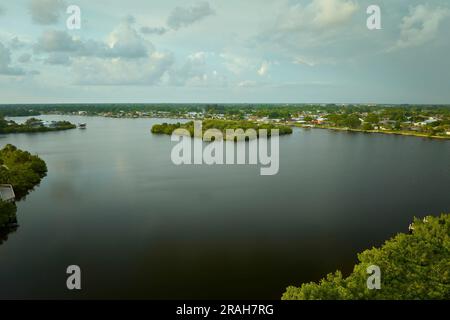 Vue depuis le dessus des everglades de Floride avec végétation verte entre les entrées d'eau de l'océan. Habitat naturel de nombreuses espèces tropicales dans les zones humides Banque D'Images