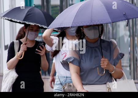 Tokyo, Japon. 4th juillet 2023. Les femmes se ombragent avec des parasols de la chaleur dans la région de Shinjuku. Le temps chaud est passé à 30 °C dans la capitale mardi. (Credit image: © Rodrigo Reyes Marin/ZUMA Press Wire) USAGE ÉDITORIAL SEULEMENT! Non destiné À un usage commercial ! Banque D'Images