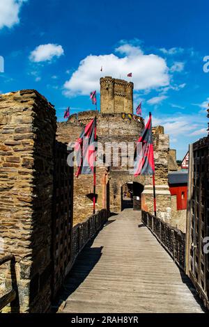 Brodenbach Allemagne 05.08.2018 zone d'entrée avec drapeaux du château d'Ehrenburg Rhénanie Palatinat. Banque D'Images