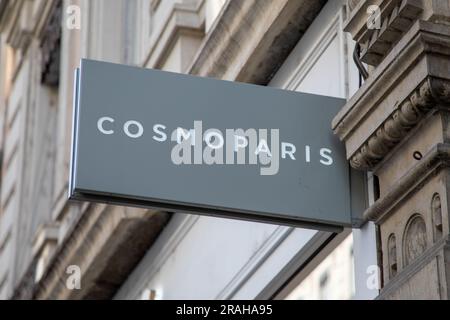 Bordeaux , Aquitaine France - 06 22 2023 : marque cosmoparis logo et signe de texte façade de mur avant de magasin de chaussures de mode Banque D'Images