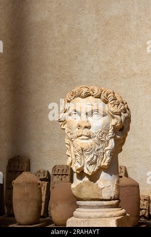 Close-up ancienne statue à tête géante d'un empereur romain dans le musée Cuicul à Djemila, Sétif, Algérie Banque D'Images