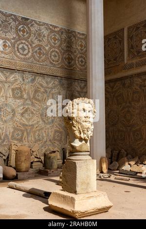 Close-up ancienne statue à tête géante d'un empereur romain dans le musée Cuicul à Djemila, Sétif, Algérie Banque D'Images