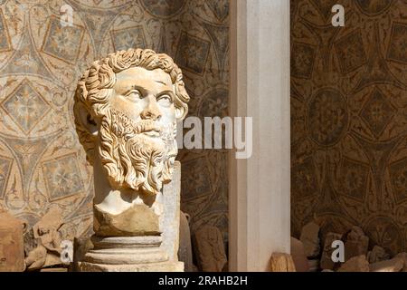 Close-up ancienne statue à tête géante d'un empereur romain dans le musée Cuicul à Djemila, Sétif, Algérie Banque D'Images