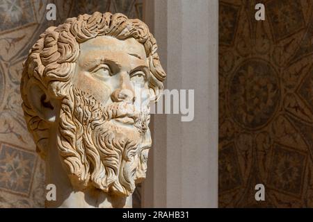 Close-up ancienne statue à tête géante d'un empereur romain dans le musée Cuicul à Djemila, Sétif, Algérie Banque D'Images