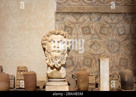 Close-up ancienne statue à tête géante d'un empereur romain dans le musée Cuicul à Djemila, Sétif, Algérie Banque D'Images
