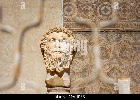 Close-up ancienne statue à tête géante d'un empereur romain dans le musée Cuicul à Djemila, Sétif, Algérie Banque D'Images