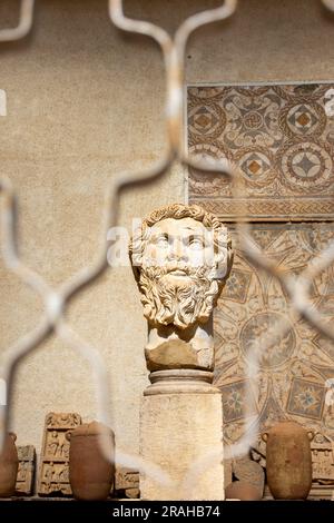 Close-up ancienne statue à tête géante d'un empereur romain dans le musée Cuicul à Djemila, Sétif, Algérie Banque D'Images