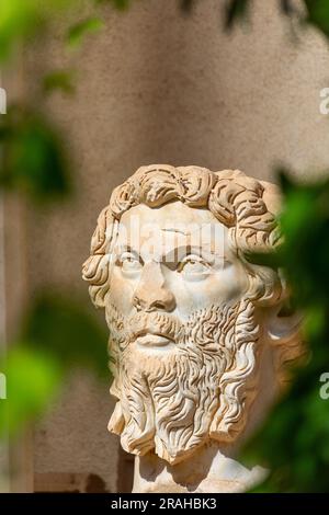 Close-up ancienne statue à tête géante d'un empereur romain dans le musée Cuicul à Djemila, Sétif, Algérie Banque D'Images