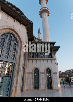 Extérieur de la mosquée Taksim un soir d'été, place Taksim, Istanbul, Turquie Banque D'Images