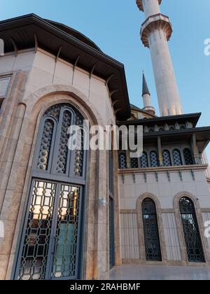 Extérieur de la mosquée Taksim un soir d'été, place Taksim, Istanbul, Turquie Banque D'Images