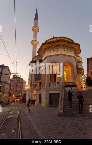 Extérieur de la mosquée Taksim sur une nuit d'été, place Taksim, Istanbul, Turquie Banque D'Images