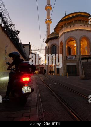 Motard devant la mosquée Taksim une nuit d'été, place Taksim, Istanbul, Turquie Banque D'Images