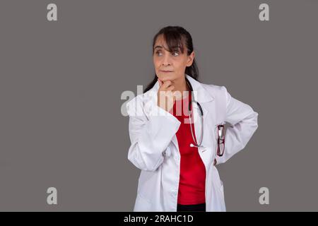 femme médecin avec une expression réfléchie isolée du fond Banque D'Images