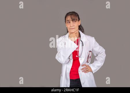 femme médecin avec une expression réfléchie isolée du fond Banque D'Images