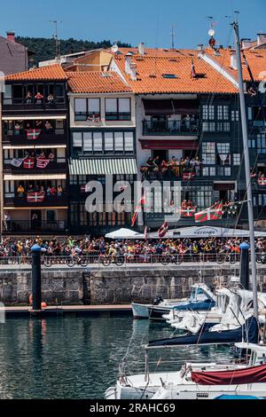 Bayonne, pays basque. 03rd juillet 2023. Photo de Zac Williams/SWpix.com- 03/07/2023 - Cyclisme - 2023 Tour de France - Stage 3 Amorebiets-Etxano à Bayonne (187,4km) - le col de peloton à travers Lekeitio. Credit: SWpix / Alamy Live News Banque D'Images