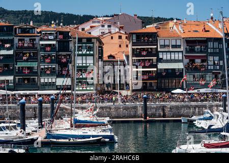 Bayonne, pays basque. 03rd juillet 2023. Photo de Zac Williams/SWpix.com- 03/07/2023 - Cyclisme - 2023 Tour de France - Stage 3 Amorebiets-Etxano à Bayonne (187,4km) - le col de peloton à travers Lekeitio. Credit: SWpix / Alamy Live News Banque D'Images