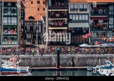 Bayonne, pays basque. 03rd juillet 2023. Photo de Zac Williams/SWpix.com- 03/07/2023 - Cyclisme - 2023 Tour de France - Stage 3 Amorebiets-Etxano à Bayonne (187,4km) - le col de peloton à travers Lekeitio. Credit: SWpix / Alamy Live News Banque D'Images