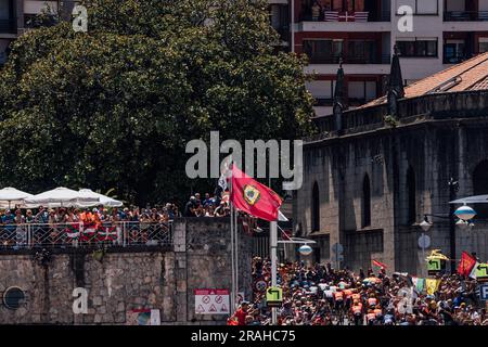 Bayonne, pays basque. 03rd juillet 2023. Photo de Zac Williams/SWpix.com- 03/07/2023 - Cyclisme - 2023 Tour de France - Stage 3 Amorebiets-Etxano à Bayonne (187,4km) - le col de peloton à travers Lekeitio. Credit: SWpix / Alamy Live News Banque D'Images