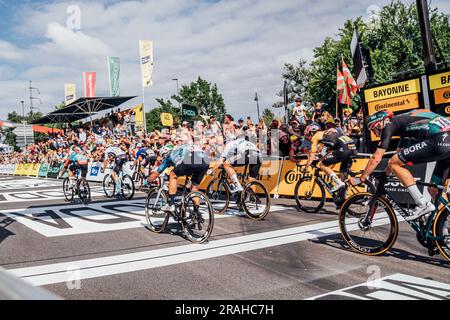 Bayonne, pays basque. 03rd juillet 2023. Photo de Zac Williams/SWpix.com- 03/07/2023 - Cyclisme - 2023 Tour de France - Stage 3 Amorebiets-Etxano à Bayonne (187,4km) - Mark Cavendish, Astana Qazaqstan. Credit: SWpix / Alamy Live News Banque D'Images