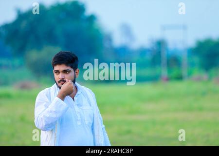 Agriculteur indien tenant le coton en main, heureux et jeune agriculteur Banque D'Images