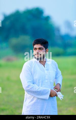 Agriculteur indien tenant le coton en main, heureux et jeune agriculteur Banque D'Images