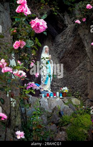 La statue religieuse de la Vierge Marie à St. L'église catholique romaine de Finbarr. Bantry, Cork, Irlande Banque D'Images