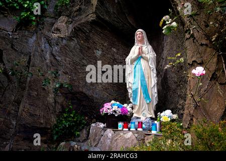 La statue religieuse de la Vierge Marie à St. L'église catholique romaine de Finbarr. Bantry, Cork, Irlande Banque D'Images