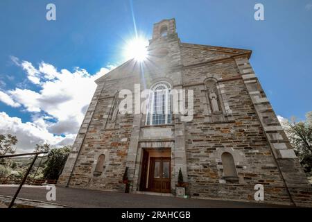 Vue extérieure à faible angle de St. L'église catholique romaine de Finbarr. Bantry, Cork, Irlande Banque D'Images