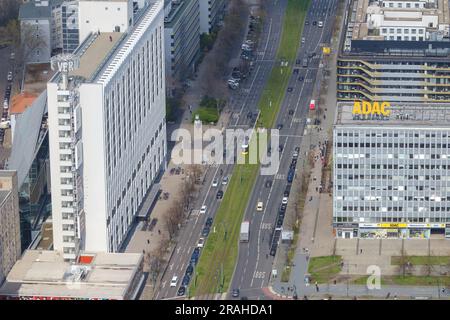 Berlin, Allemagne - 19 avril 2023 : vue aérienne de l'ADAC, le club automobile général allemand, qui fournit une assistance routière à Berlin Allemagne Banque D'Images