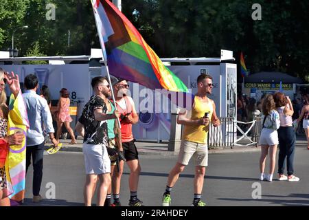 Personnes célébrant sur la place Cibeles le jour de la fierté gay. 1 juillet 2023 Banque D'Images