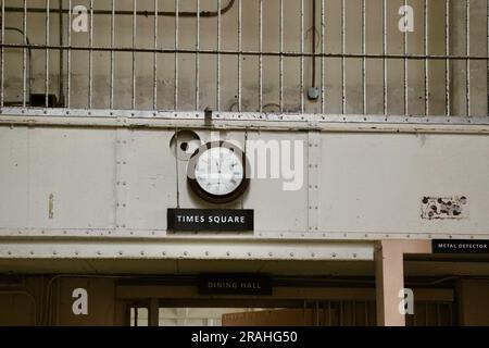 Pointez sur le panneau Times Square à côté d'un détecteur de métaux à l'entrée de la salle à manger Alcatraz prison San Francisco California USA Banque D'Images