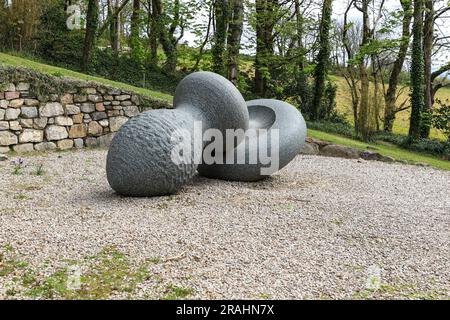 Hassan Marble Sculpture par Peter Randall-page appelée «Slip of the Lip», Tremenheere Sculpture Gardens près de Penzance, Cornouailles, Angleterre, Royaume-Uni Banque D'Images